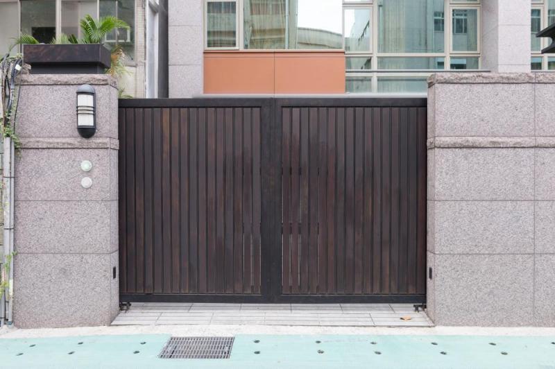 Comment r&eacute;ussir l'installation de votre portail en 5 &eacute;tapes cl&eacute;s ?